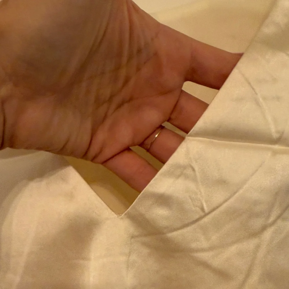 Elegant Cream Sleeveless silk Top - Picture 4 of 7